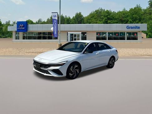 Used 2025 Hyundai Elantra SEL FWD image 2