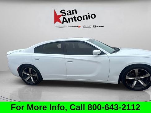 Used 2017 Dodge Charger SE w/ Power Sunroof Group RWD image 13