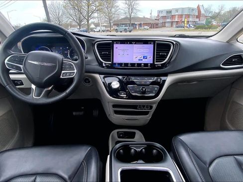 Used 2023 Chrysler Pacifica Touring-L FWD image 14