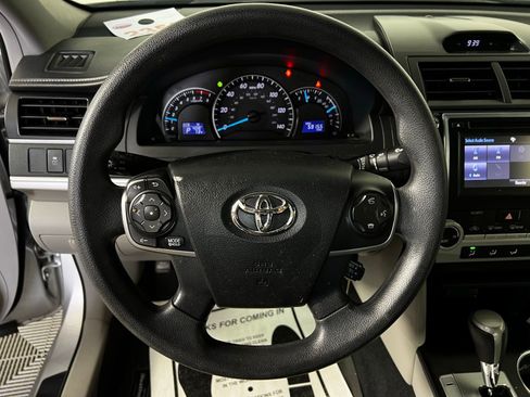 Used 2014 Toyota Camry LE image 9