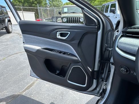 Used 2025 Jeep Compass Latitude image 16