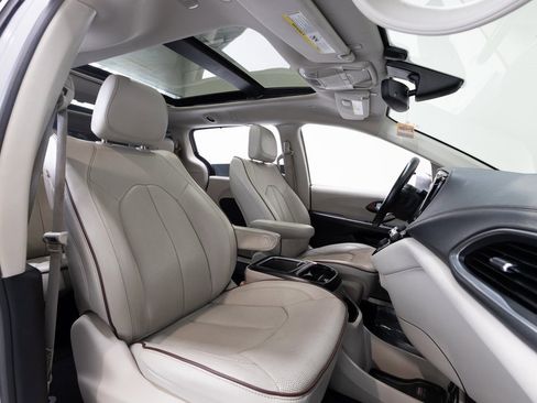 Used 2020 Chrysler Pacifica Limited image 23