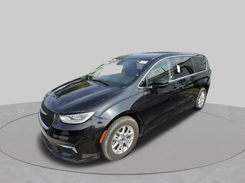 Used 2023 Chrysler Pacifica Touring-L FWD image 15