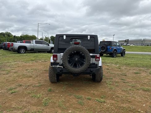 Used 2014 Jeep Wrangler Unlimited Sahara w/ Connectivity Group AWD/4WD image 18