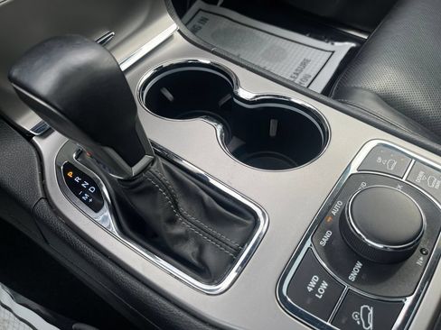 Used 2020 Jeep Grand Cherokee Overland AWD/4WD image 24