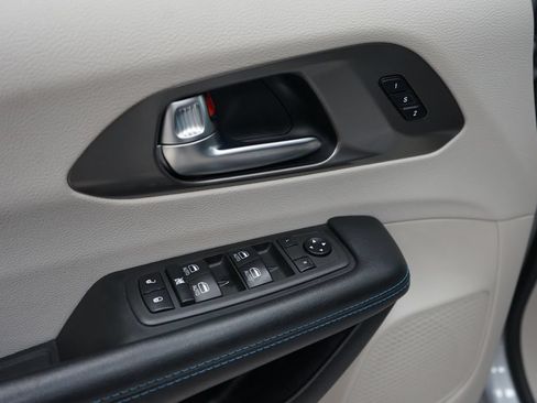 Used 2021 Chrysler Pacifica Touring-L w/ Uconnect Theater Family Group AWD/4WD image 26