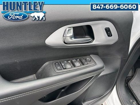Used 2024 Chrysler Pacifica Select image 15