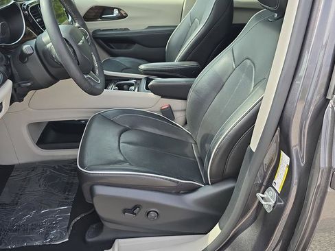 Used 2023 Chrysler Pacifica Limited image 14