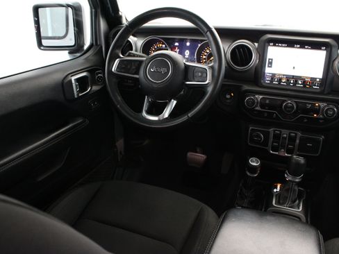 Used 2018 Jeep Wrangler Unlimited Sahara AWD/4WD image 31