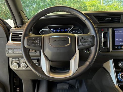 Used 2021 GMC Yukon XL Denali w/ Denali Premium Package image 18