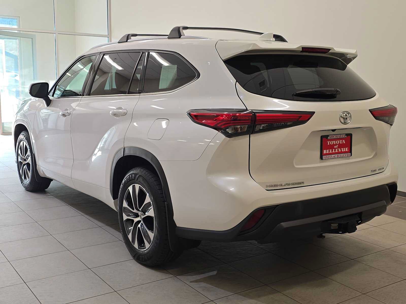 Used 2020 Toyota Highlander XLE AWD/4WD image 4
