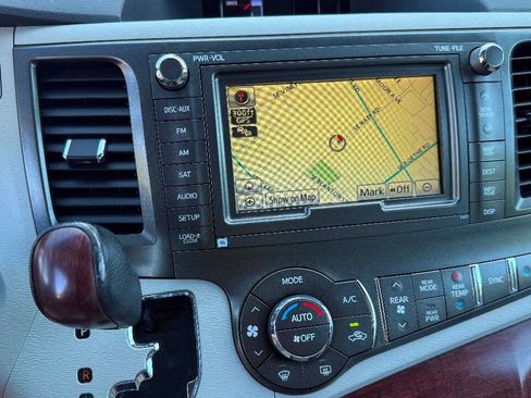 Used 2012 Toyota Sienna XLE w/ Premium Pkg FWD image 18