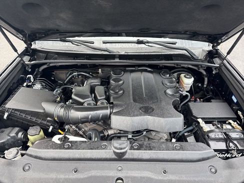 Used 2018 Toyota 4Runner SR5 Premium image 12