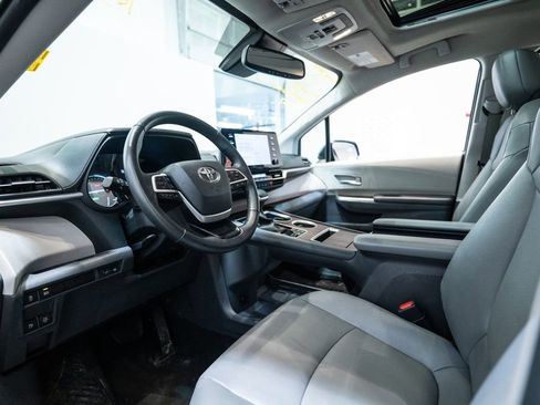 Used 2024 Toyota Sienna XLE image 4