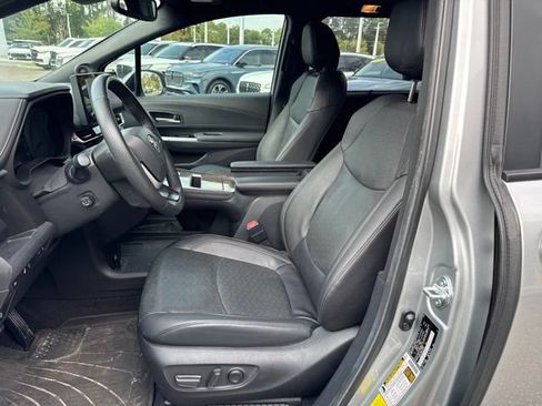 Used 2025 Toyota Sienna Platinum FWD image 19