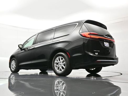 Certified 2023 Chrysler Pacifica Touring-L image 45