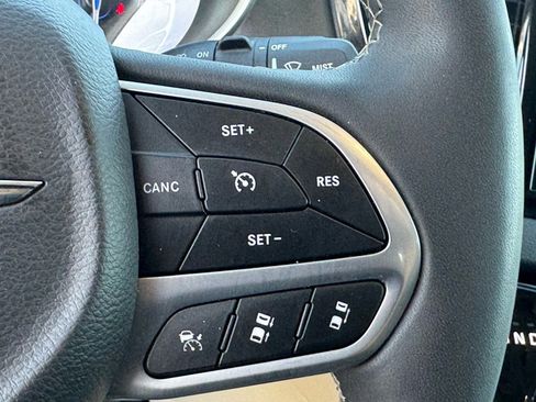 Used 2024 Chrysler Pacifica Touring-L image 27