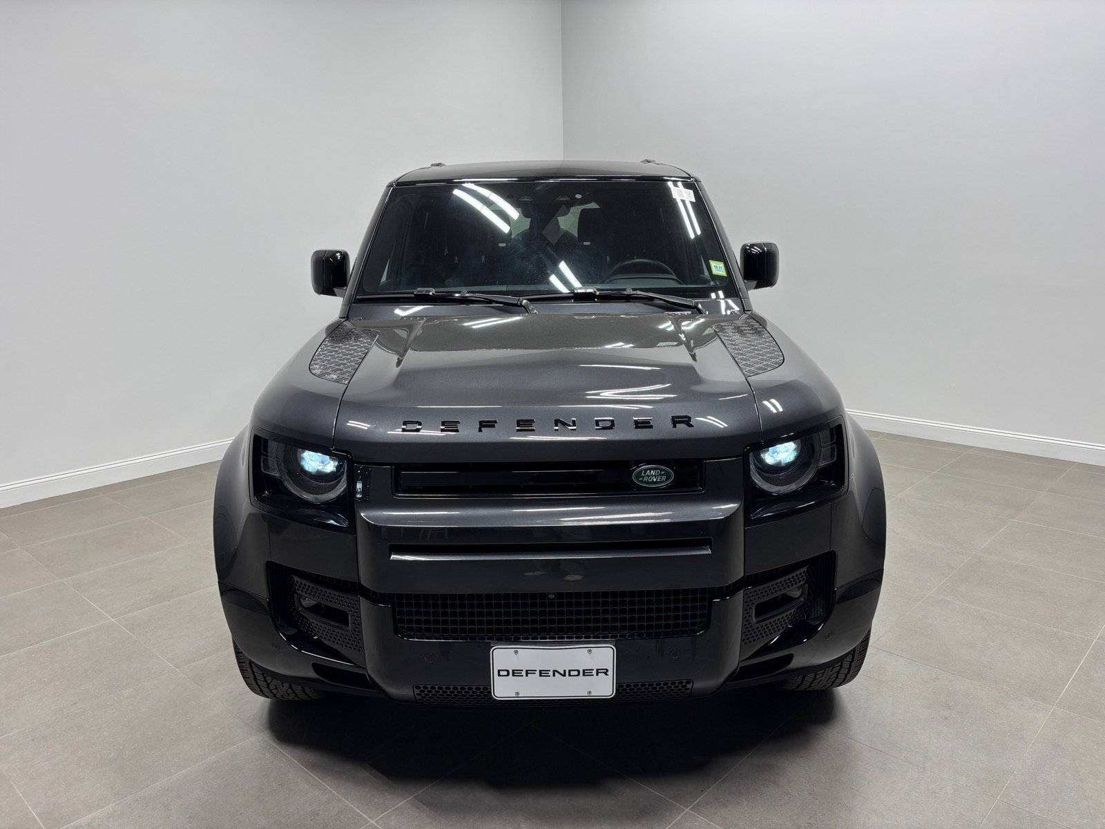 Used 2025 Land Rover Defender 110 X-Dynamic SE AWD/4WD image 3