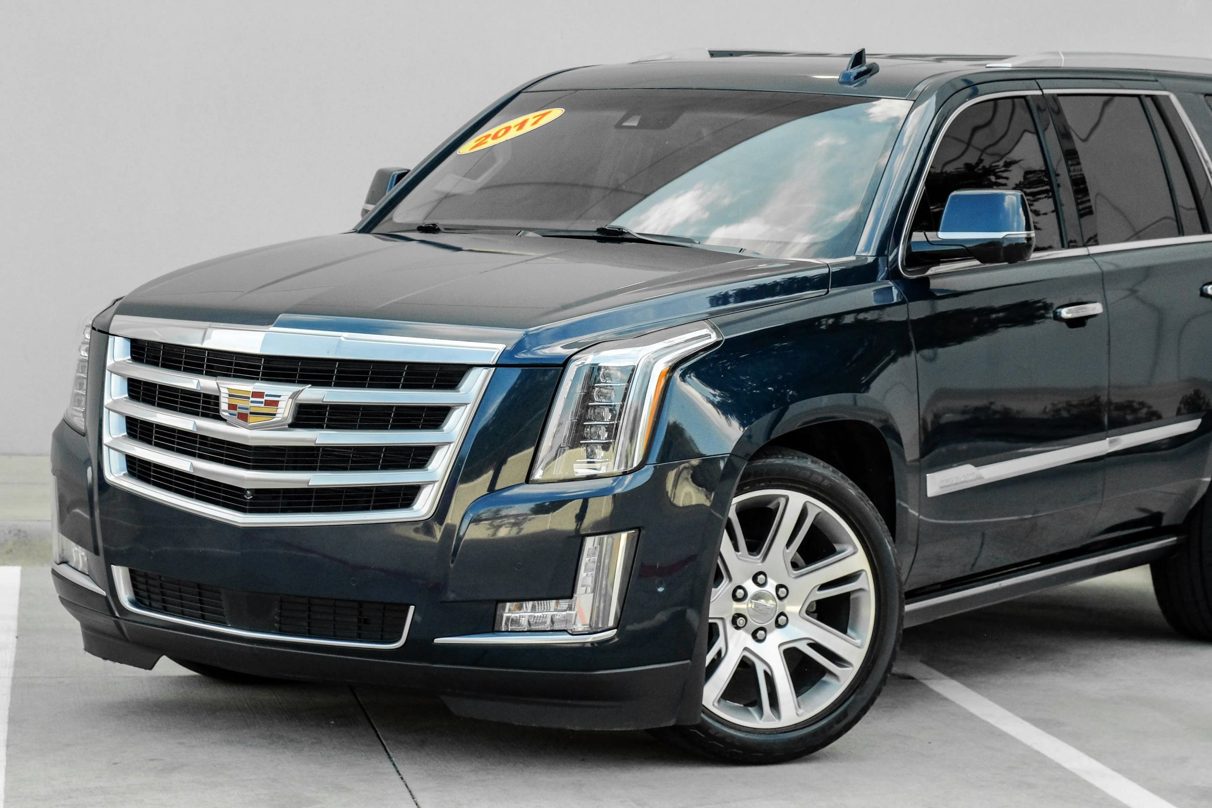 Used 2017 Cadillac Escalade Premium Luxury AWD/4WD image 8
