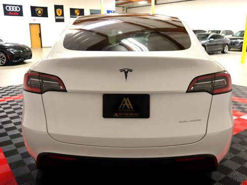 Used 2021 Tesla Model Y Long Range image 9