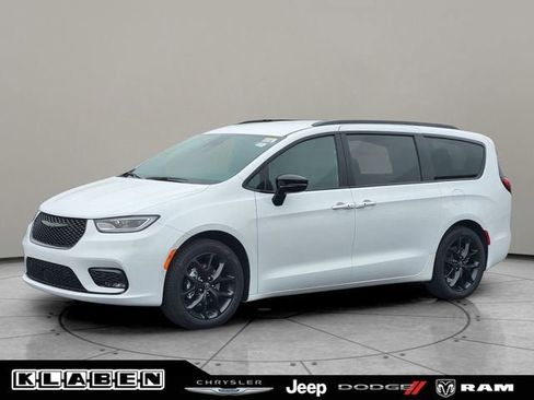 New 2026 Chrysler Pacifica Select w/ S Appearance Package image 1