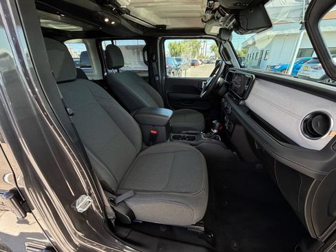 Used 2025 Jeep Wrangler Unlimited Sahara AWD/4WD image 27