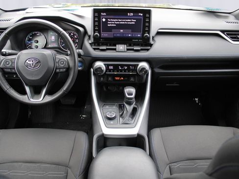 Used 2022 Toyota RAV4 SE image 2