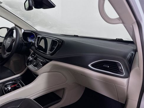 Used 2024 Chrysler Pacifica Limited image 28