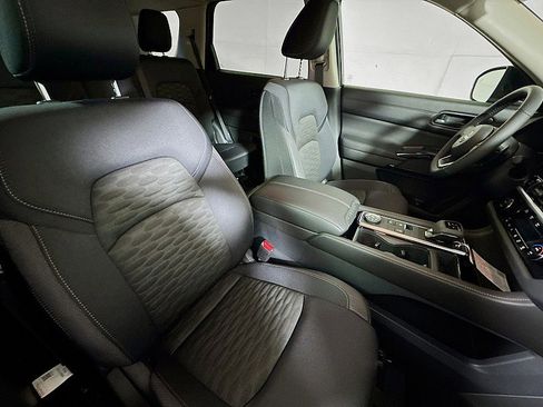 New 2025 Nissan Pathfinder SV w/ Black Appearance Package image 28