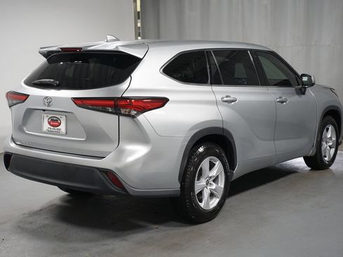 Used 2021 Toyota Highlander L FWD image 8