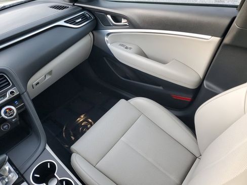 Used 2023 Genesis G70 2.0T image 9