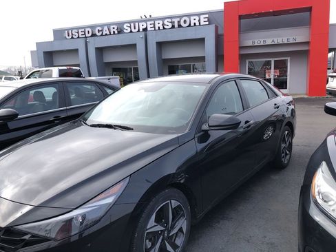 Used 2023 Hyundai Elantra SEL w/ Convenience Package image 3