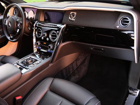 Used 2021 Rolls-Royce Cullinan image 17