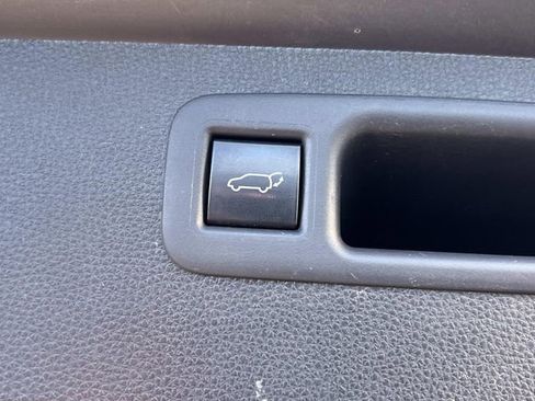 Used 2020 Toyota Highlander LE image 11