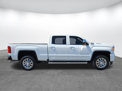 Used 2017 GMC Sierra 2500 Denali w/ Duramax Plus Package AWD/4WD image 4