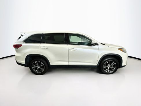 Used 2019 Toyota Highlander LE FWD image 10