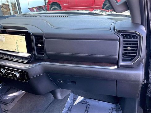 Used 2025 GMC Sierra 1500 SLT image 17