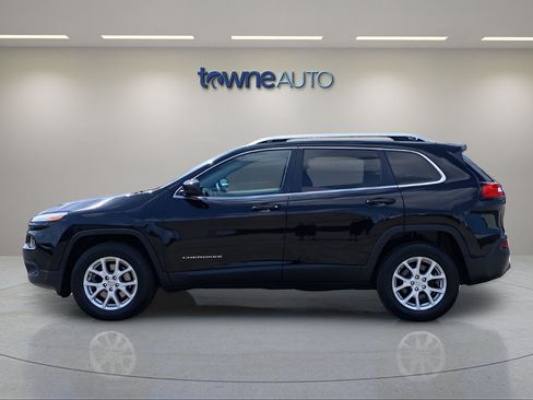 Used 2017 Jeep Cherokee Latitude w/ True North Edition AWD/4WD image 2