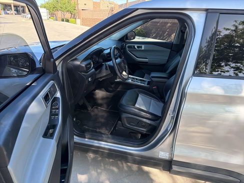 Used 2022 Ford Explorer XLT w/ Equipment Group 202A RWD image 9