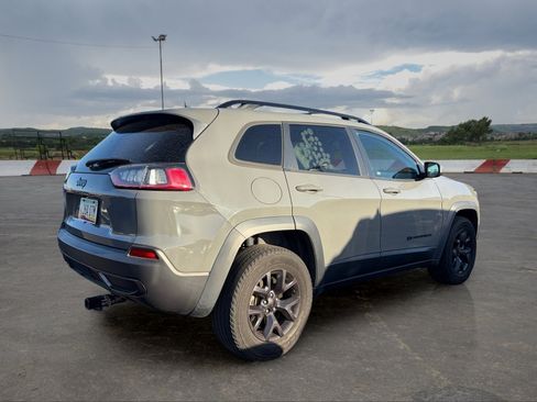 Used 2019 Jeep Cherokee Latitude AWD/4WD image 3