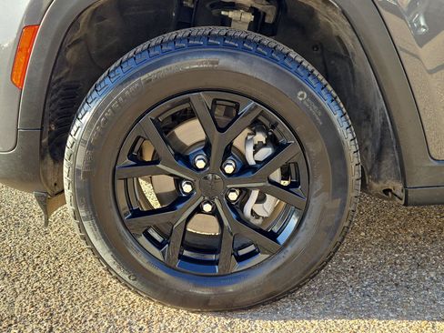 Used 2025 Jeep Grand Cherokee Altitude image 11