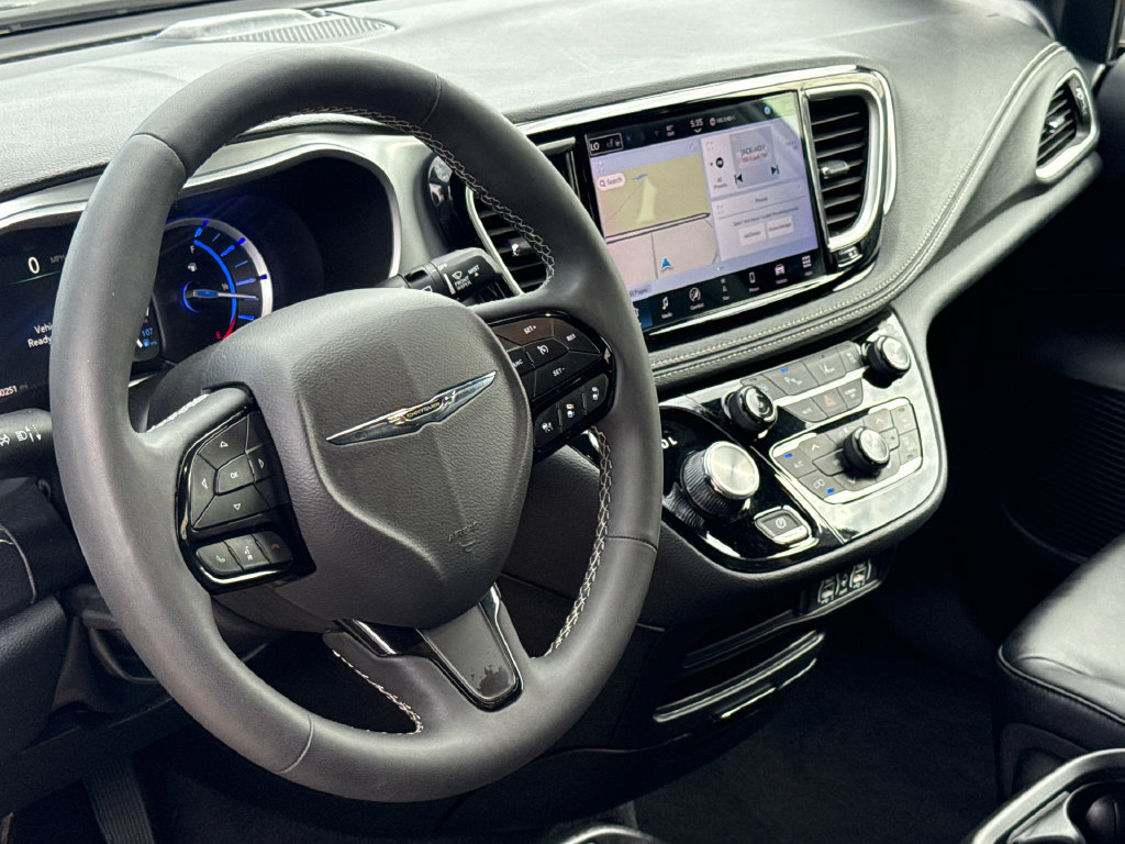 Used 2024 Chrysler Pacifica Limited FWD image 20
