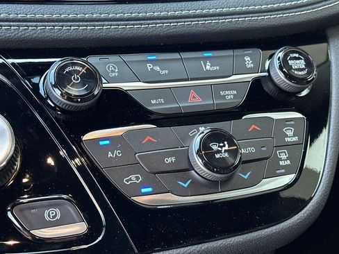 New 2026 Chrysler Pacifica Select image 18