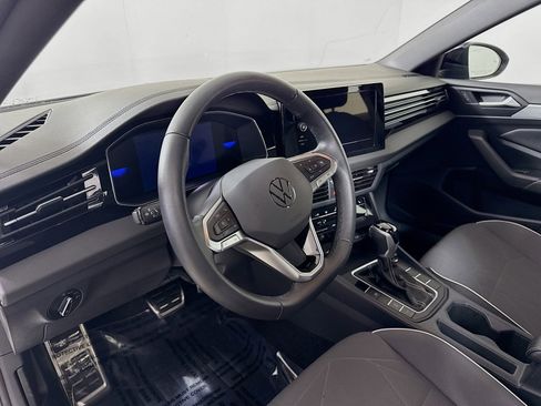 Used 2025 Volkswagen Jetta Sport image 4