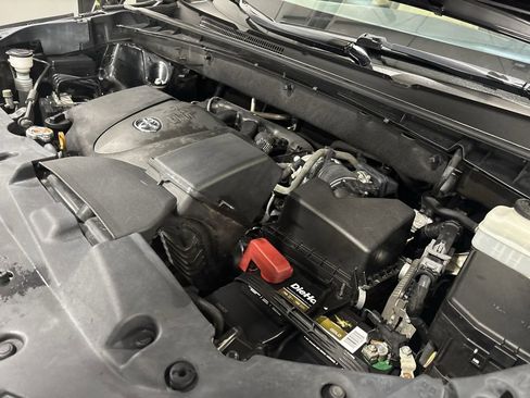 Used 2019 Toyota Highlander XLE image 8