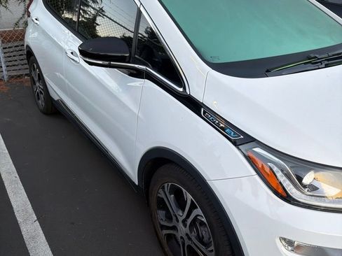 Used 2017 Chevrolet Bolt Premier w/ Driver Confidence II Package FWD image 3