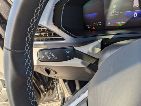 Certified 2022 Volkswagen Taos SE w/ Driver Assistance Package image 30