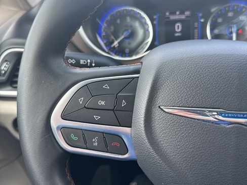Used 2017 Chrysler Pacifica Touring-L FWD image 15