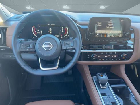 New 2025 Nissan Pathfinder Platinum w/ Black Appearance Package image 27