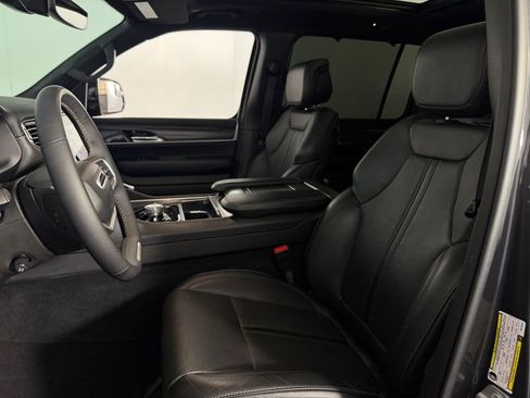 Used 2023 Jeep Wagoneer Series III w/ Premium Group I AWD/4WD image 23